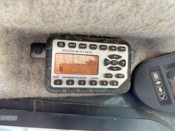 2013-deere-329e-image-21