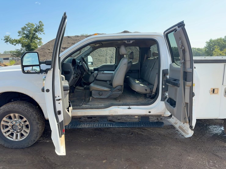 2019-ford-f350stx-utility-truck-image-24