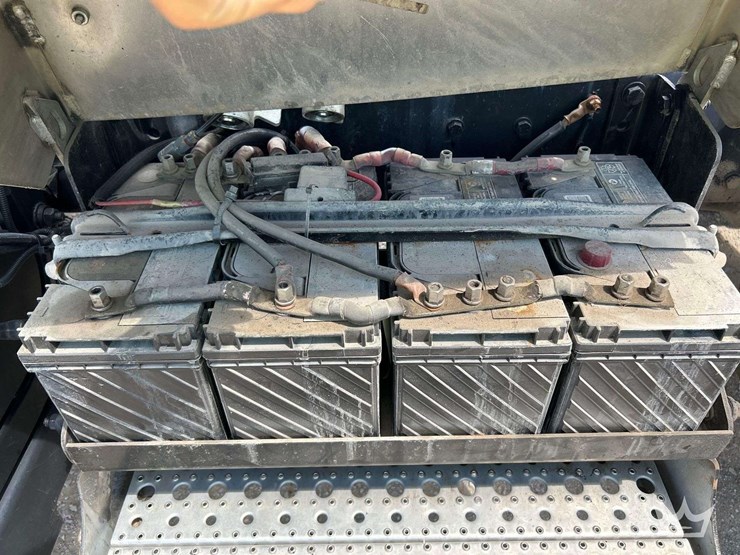 2014-freightliner-m2-106-image-23