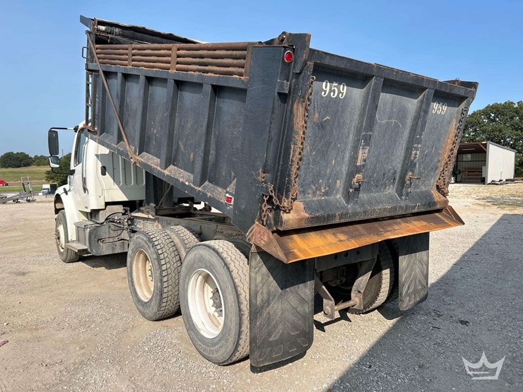 2012-freightliner-m2-106-image-2