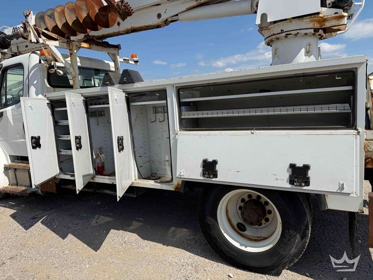 2016-freightliner-m2-106-image-35
