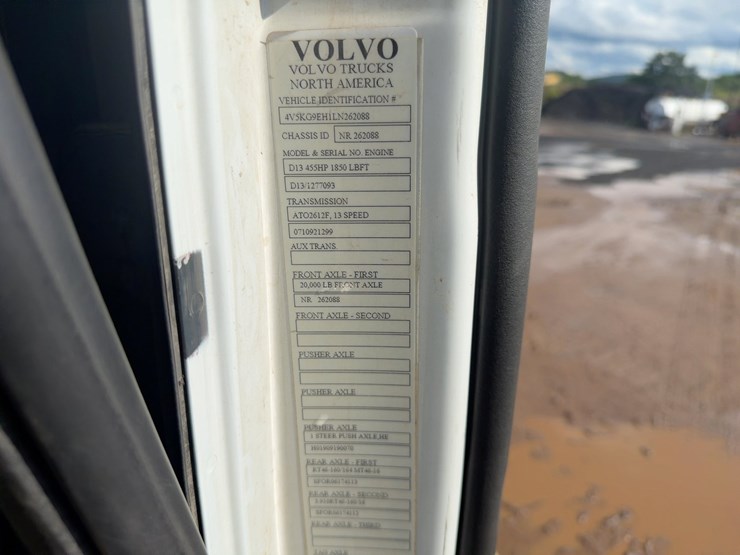 2020-volvo-vhd-tri/a-dump-truck-image-38