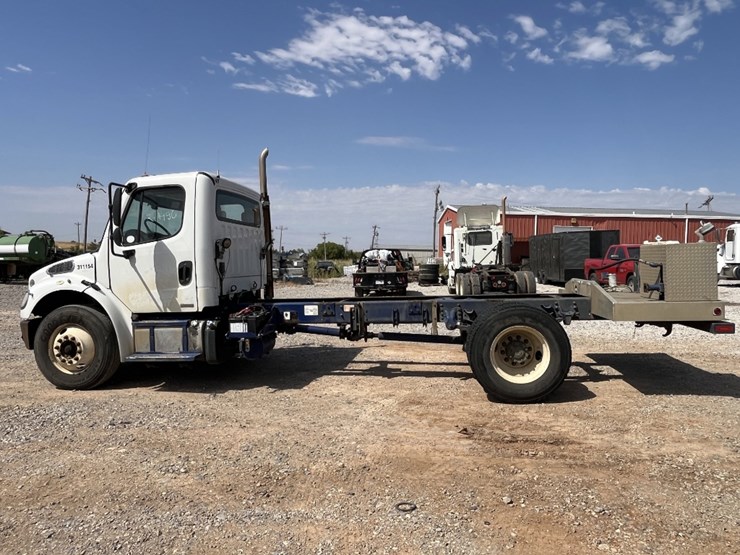 2011-freightliner-m2-106-image-8