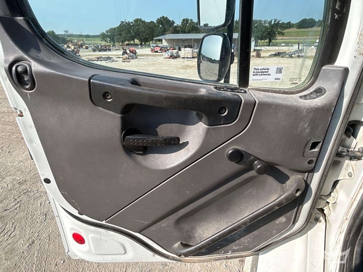 2012-freightliner-m2-106-image-12