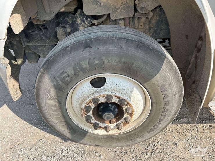 2012-freightliner-m2-106-image-28