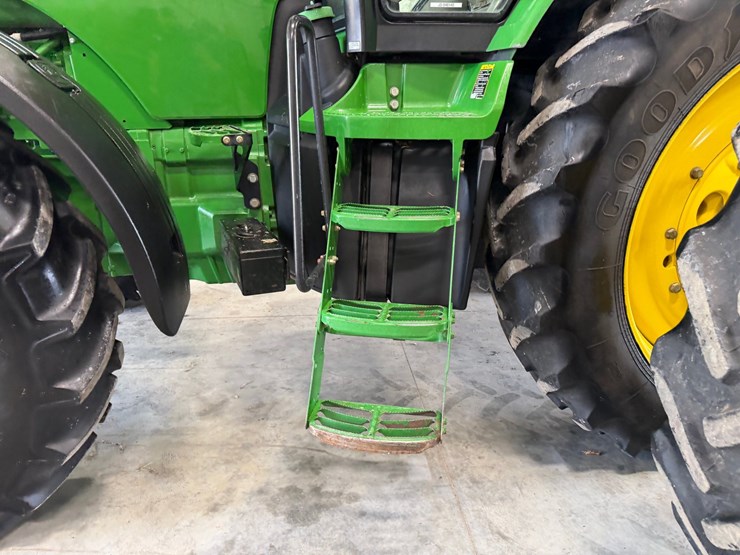 2011-john-deere-8285r-image-37