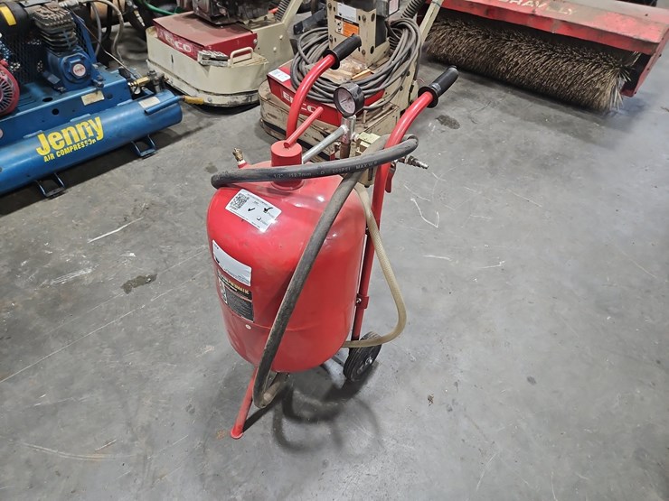 central-pneumatic-40#-sand-blast-pot-image-1