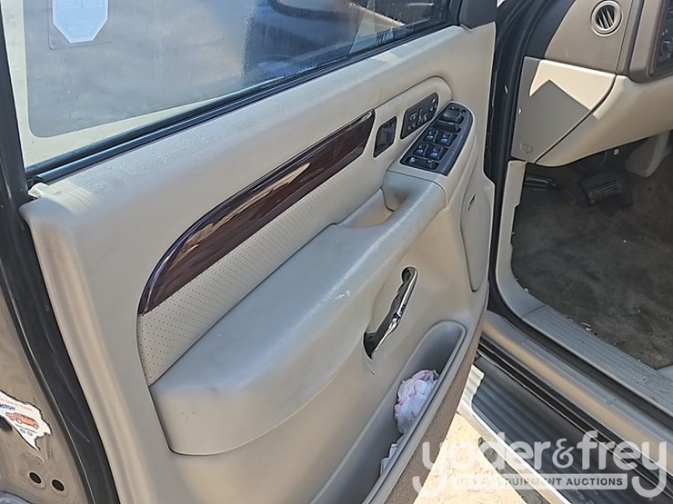 2003-cadillac-escalade-image-15
