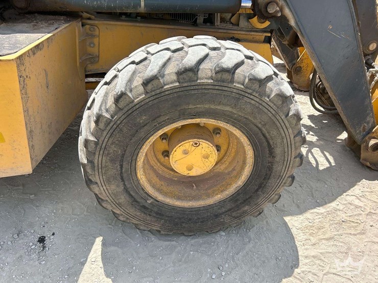 2019-deere-410l-image-35