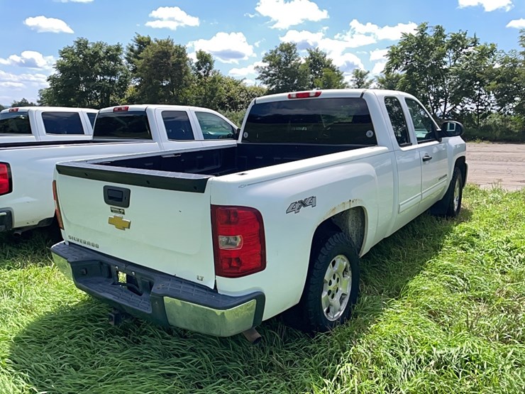 2013-chevy-silverado-pickup-truck-vn:114005-4x4-image-3