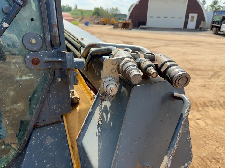 2013-deere-329e-image-10