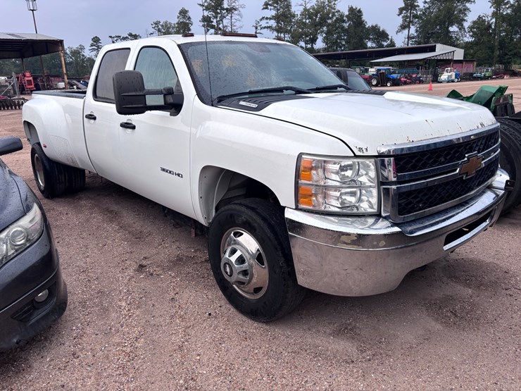 2013-chevrolet-3500-image-2