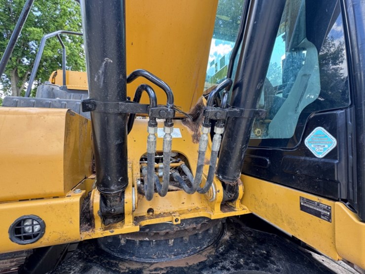 2021-caterpillar-320gc-image-4