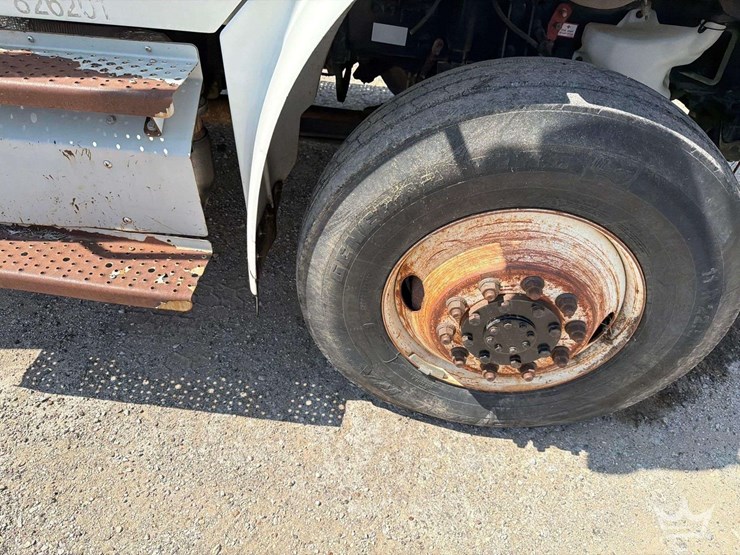 2014-freightliner-m2-106-image-29