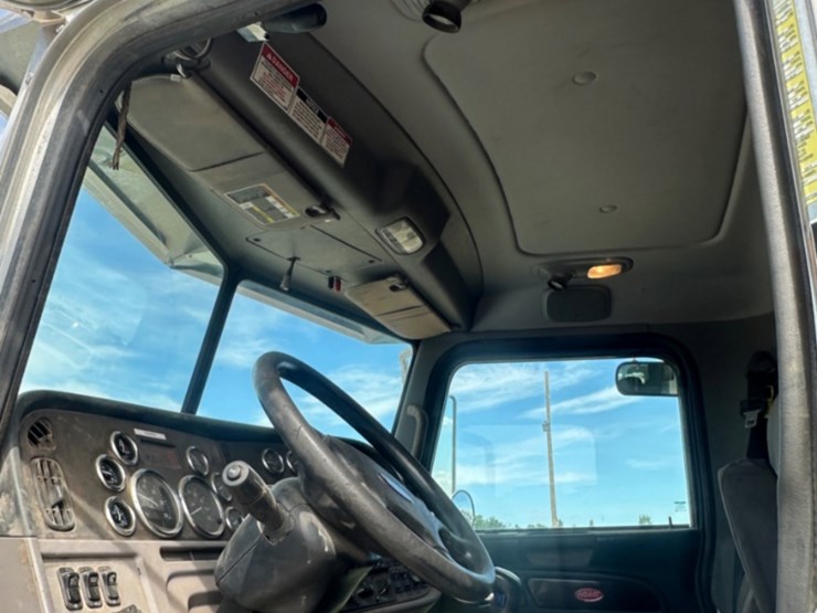 2012-peterbilt-365-image-26