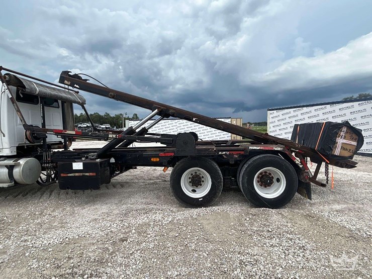 2007-sterling-l9500-image-12