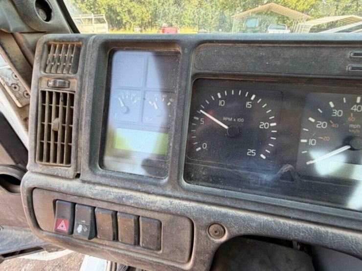 1998-volvo-semi-image-25