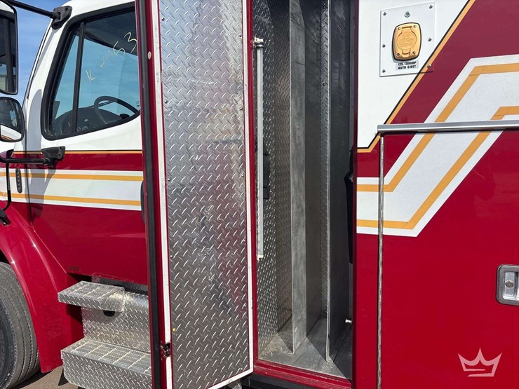 2014-freightliner-m2-106-image-21