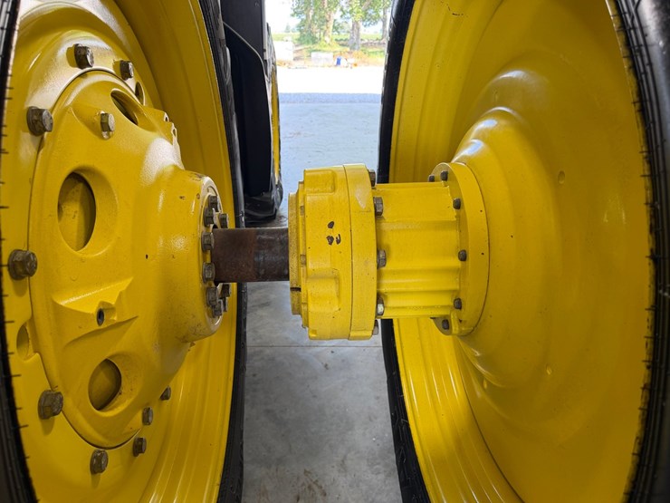2011-john-deere-8285r-image-15