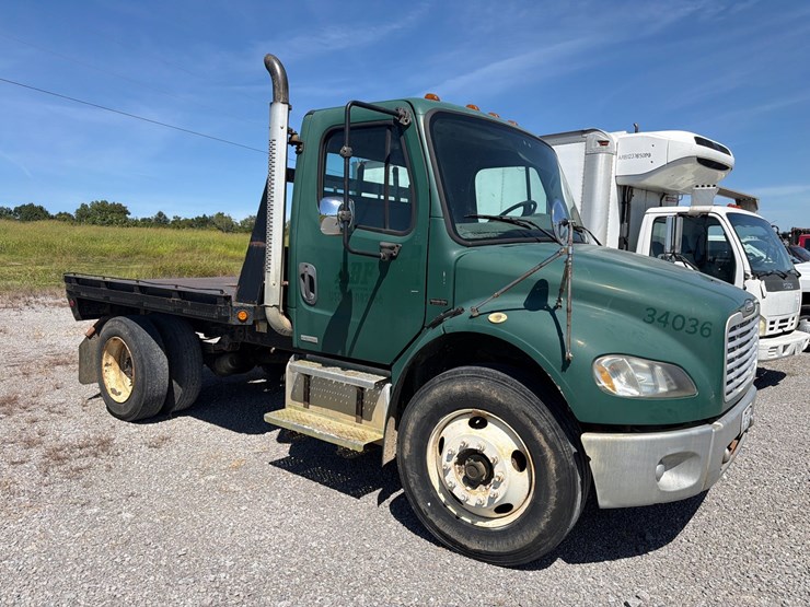 2005-freightliner-m2-106-image-3