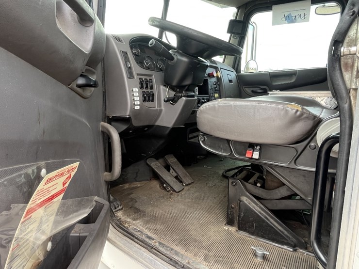 2012-peterbilt-337-image-15