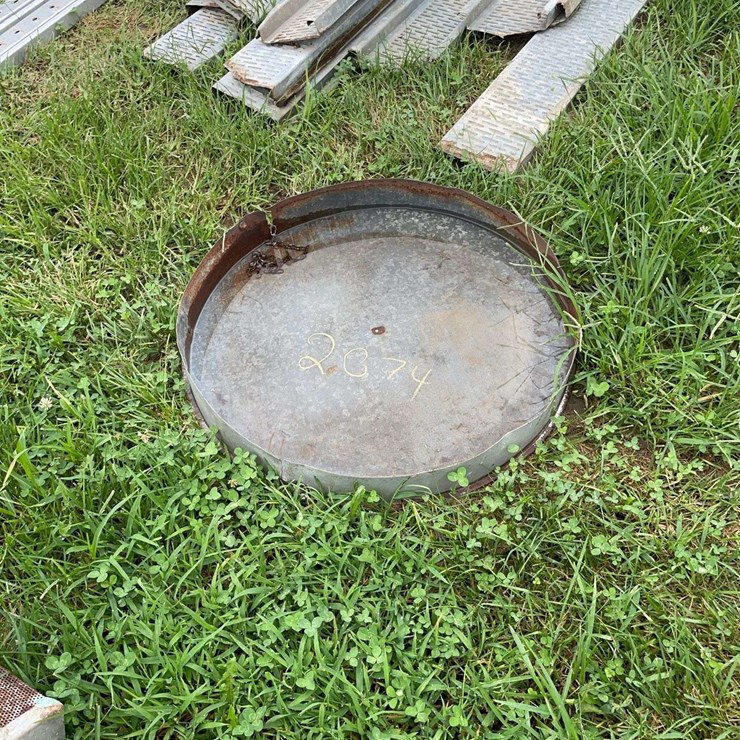 Grain bin lid