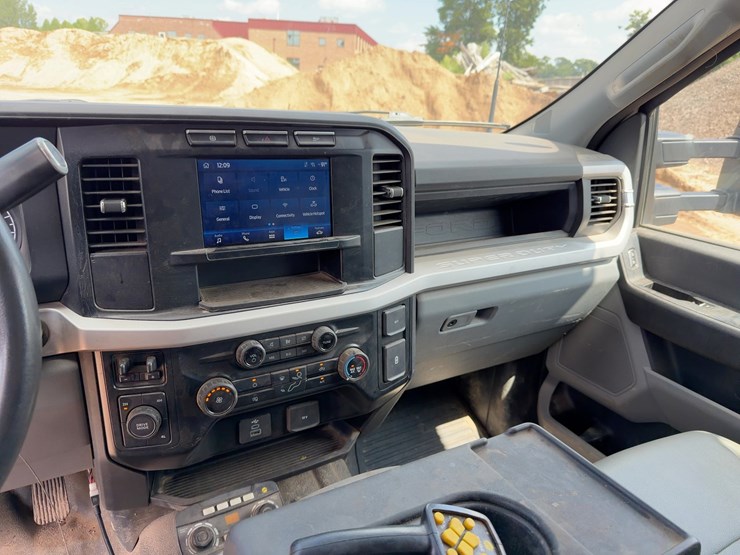 2023-ford-f550-xl-image-28