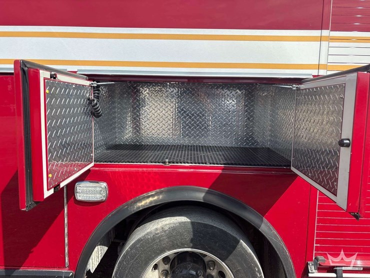 2014-freightliner-m2-106-image-25