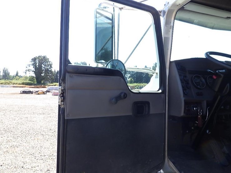 2006-kenworth-t300-image-27