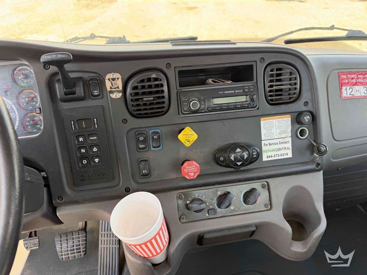 2016-freightliner-m2-106-image-44