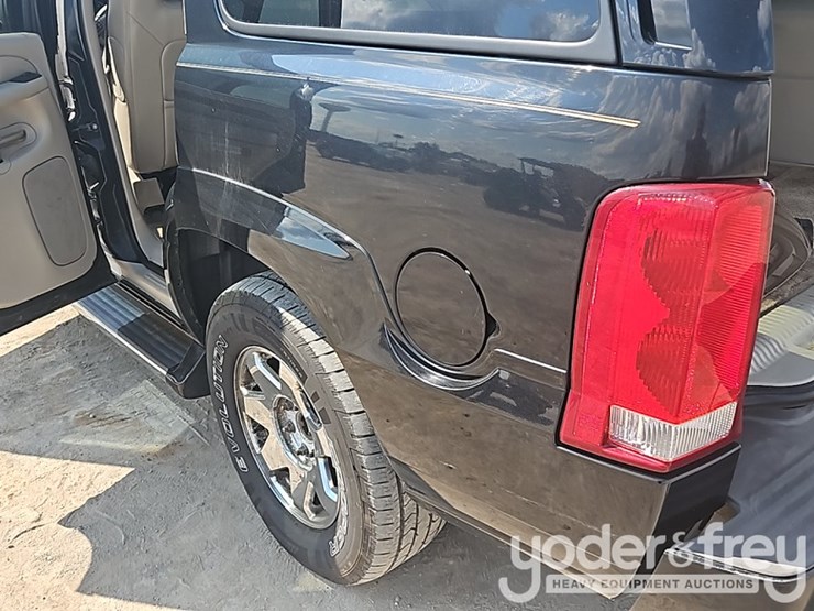2003-cadillac-escalade-image-27