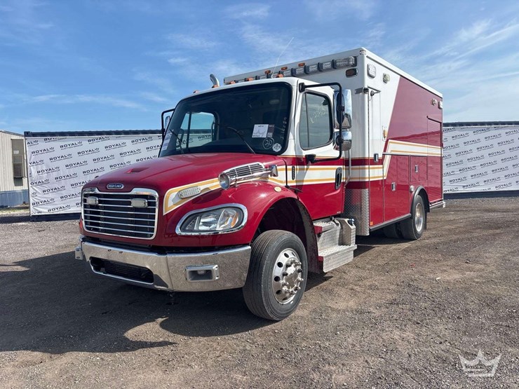 2014-freightliner-m2-106-image-1