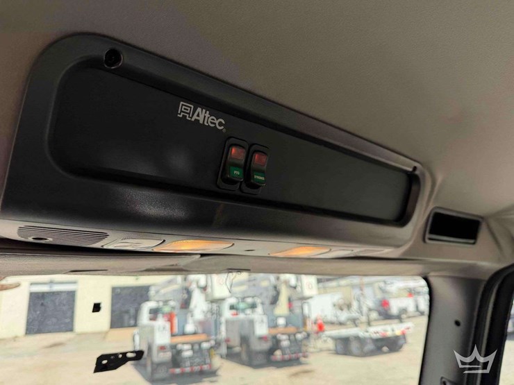 2016-freightliner-m2-106-image-45