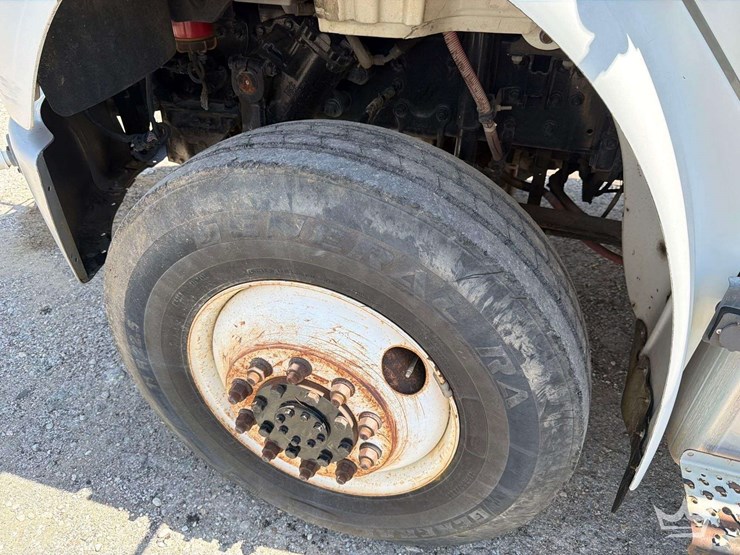 2014-freightliner-m2-106-image-32