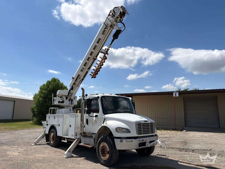 2014-freightliner-m2-106-image-1