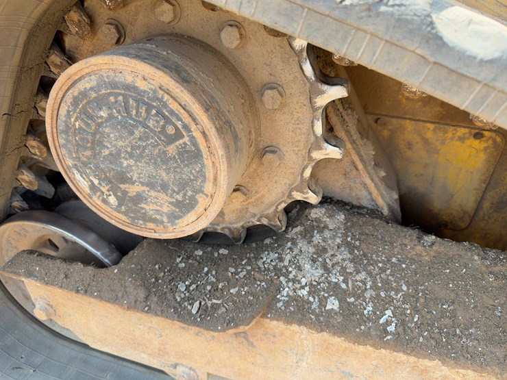 2013-deere-329e-image-12