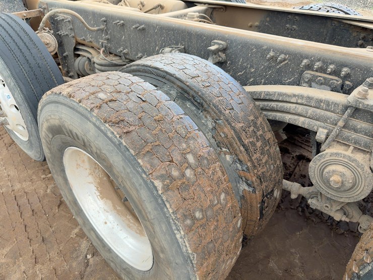 2021-volvo-vhd-tri/a-dump-truck-image-16