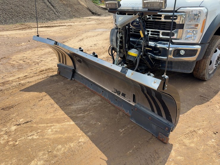 2023-ford-f550-xl-image-9