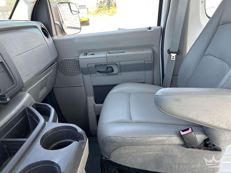 2014-ford-e-350-cargo-van-image-18