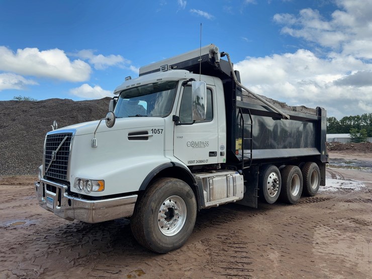 2021-volvo-vhd-tri/a-dump-truck-image-1