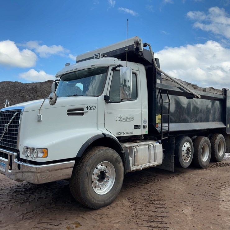 2021 VOLVO VHD TRI/A DUMP TRUCK