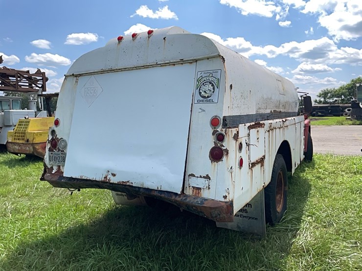 international-1700-fuel-truck-vn:10672cha37226-image-3