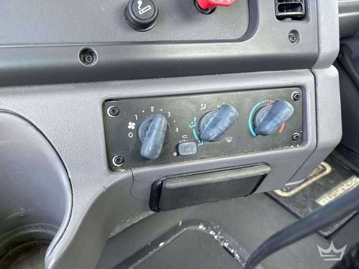 2014-freightliner-m2-106-image-17