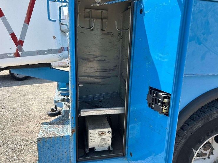 2011-international-durastar-4300-image-27