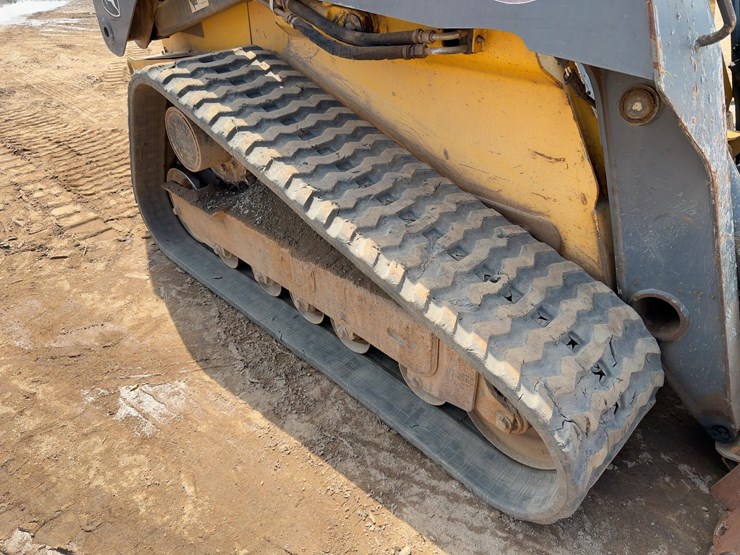 2013-deere-329e-image-11