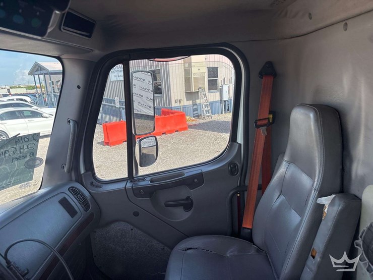 2014-freightliner-m2-106-image-16