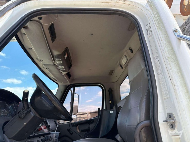 2014-freightliner-m2-106-image-35