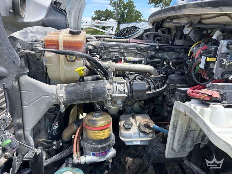 2014-freightliner-m2-106-image-7