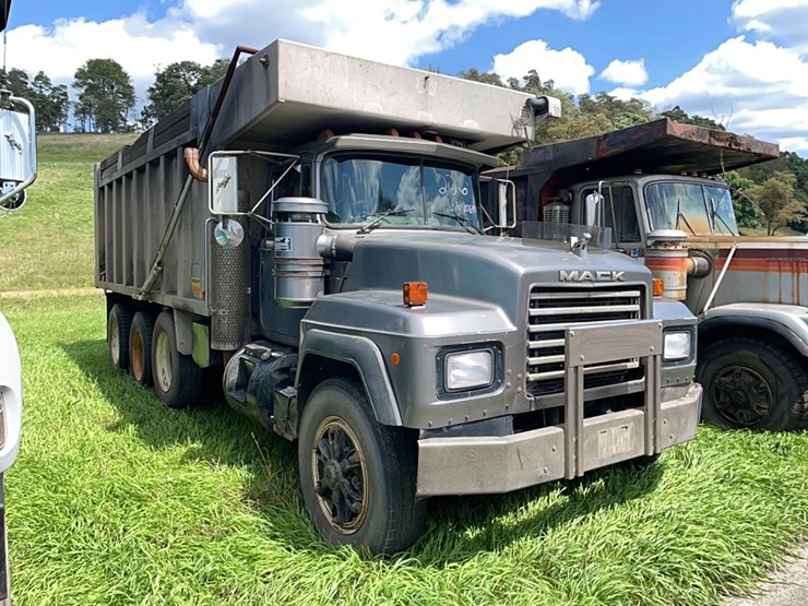 1992-mack-dump-truck-vn:1m2p264c8nm010691-image-2