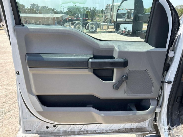 2017-ford-f550-image-11
